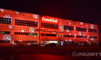 Proiezioni decorative su edifici industriali