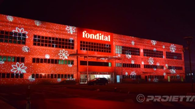 Proiezioni decorative su edifici industriali