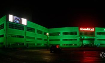 Proiezioni decorative su edifici industriali