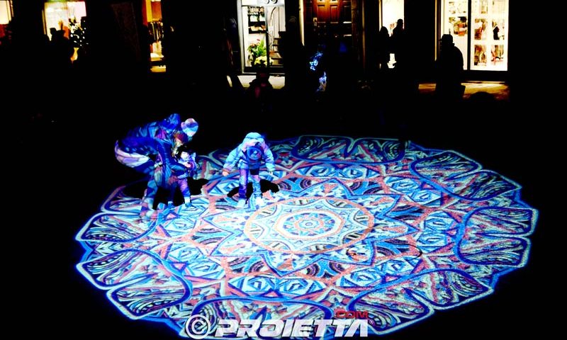 Effetti luce e proiezioni dinamiche a pavimento
