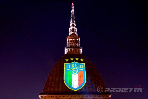 Proiezioni sulla mole di Torino scudetto Italia