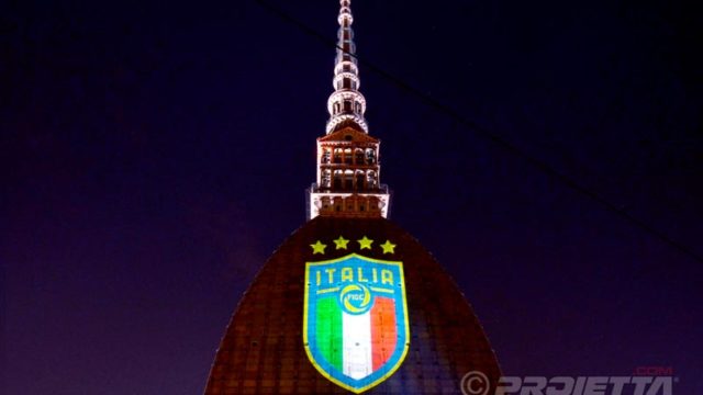 Proiezioni sulla mole di Torino scudetto Italia