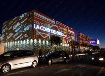 Proiezioni su grandi centri commerciali per pubblicizzare i saldi