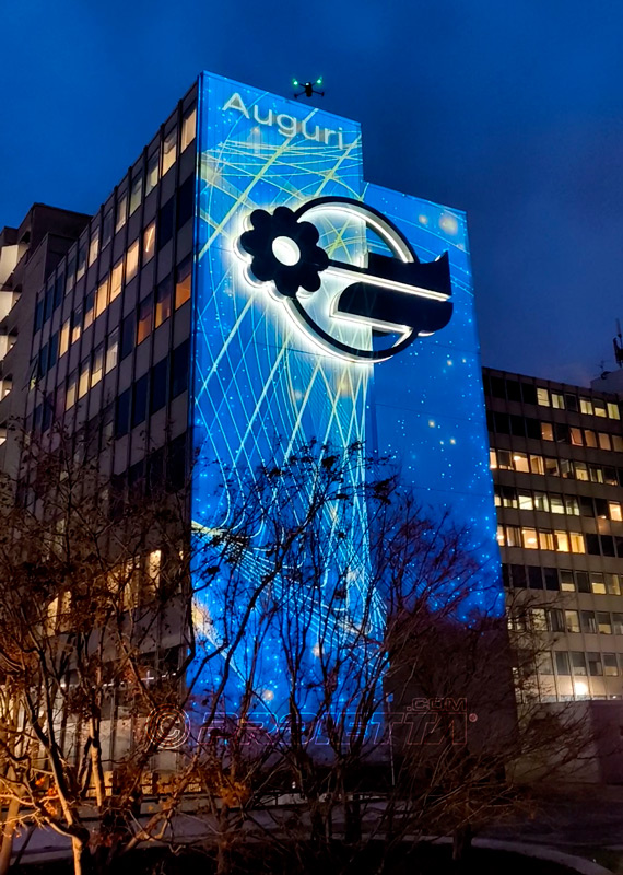 Proiezioni sulla sede di Mediaset a Milano