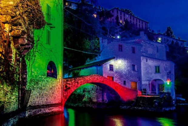 Effetti colore su facciate di edifici con tecnologia a Led
