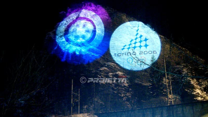 Logo projectorProiettore per proiezioni a lunghe distanze su montagne
