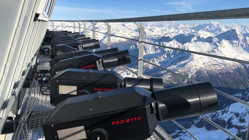 Proiettori per proiezioni a lunga distanza sul Monte Bianco