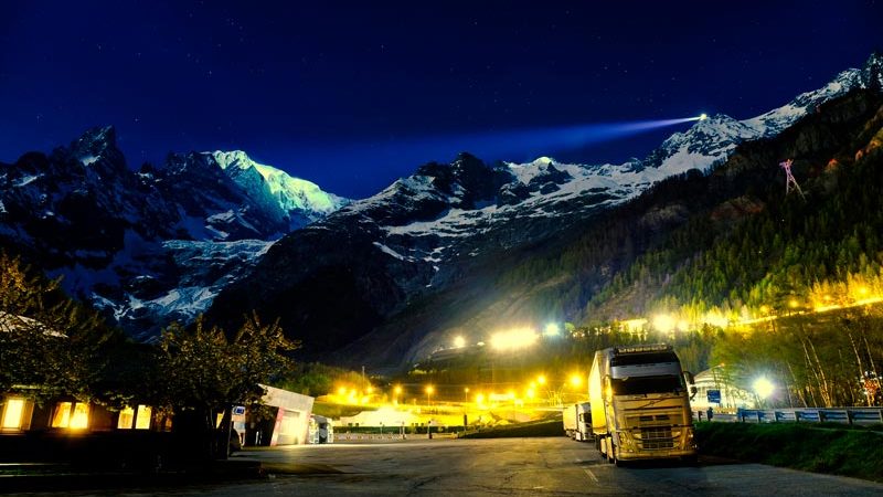 Proiettori per proiezioni a lunga distanza sul Monte Bianco
