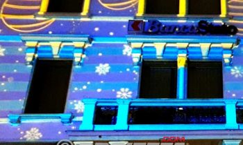 Projections de Noël sur les façades respectant l'architecture