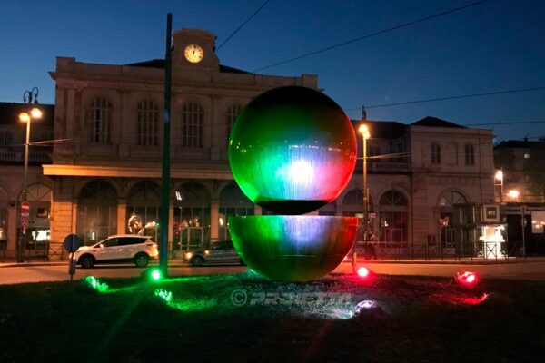 Proiezione del tricolore sulla scultura di Armando testa